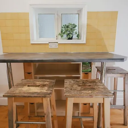 Court Rd - Contractors Long By Shortstayuk * بريستول